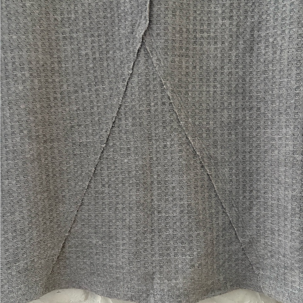 Calvin Klein Jeans Gray Long Sleeve V-Neck Top - Picture 3 of 6
